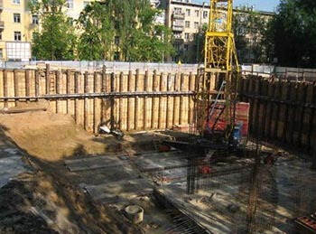 Укрепление стенок котлована при строительстве