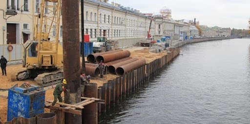 Шпунтовое ограждение из труб, процесс вибропогружения