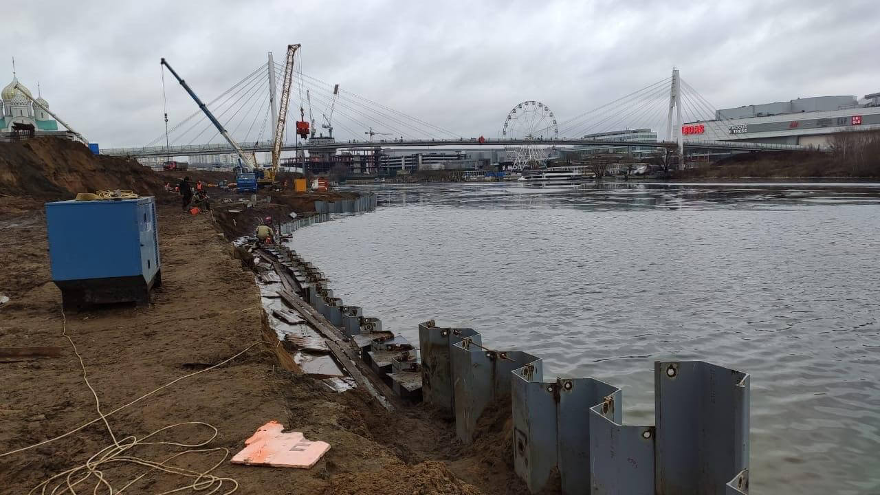 Укрепление берега реки или водоёма шпунтом Ларсена